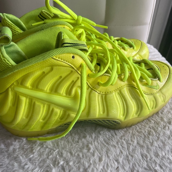 Sold on Mercari.Nike Air Foamposite volt in really good condition. - Picture 4 of 10